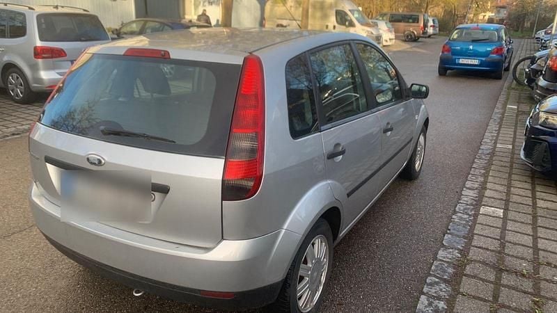 Gebraucht Ford Fiesta 80 PS (58 kW) 2005 Silber Kleinwagen