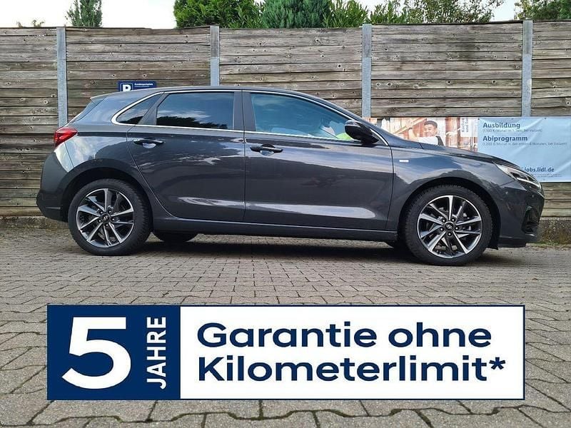 Grau Gebraucht 2024 Hyundai i30 Prime Limousine | 23.300 € (Superpreis) - Bild 1/4