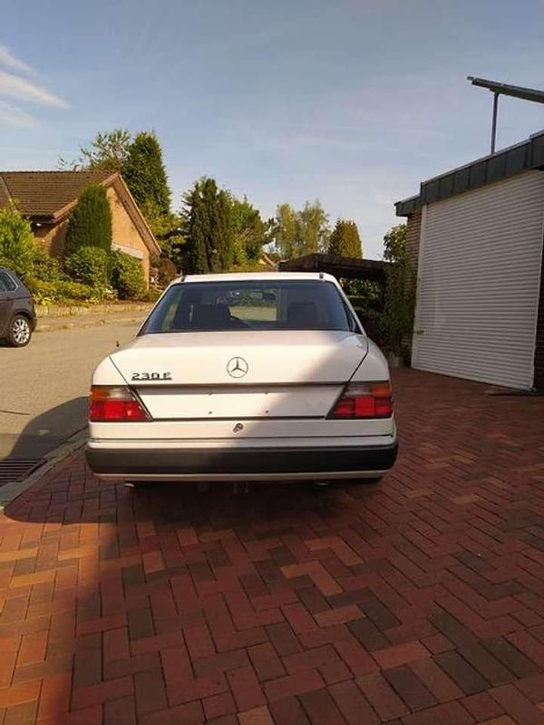 Gebraucht Mercedes E230 132 PS (97 kW) 1990 Weiß Limousine