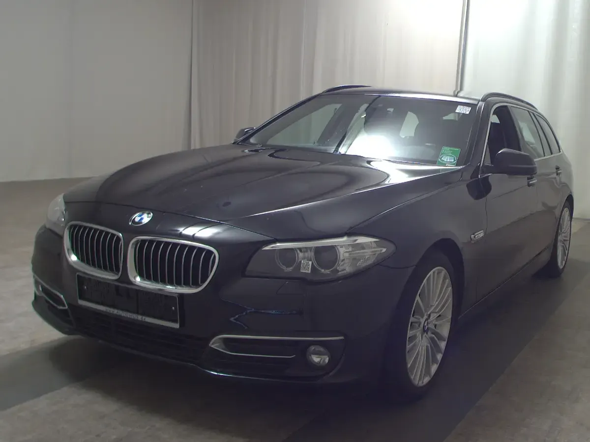 Gebraucht BMW 520 Performance 190 PS (139 kW) 2017 Black sapphire metallic (metallic) Kombi