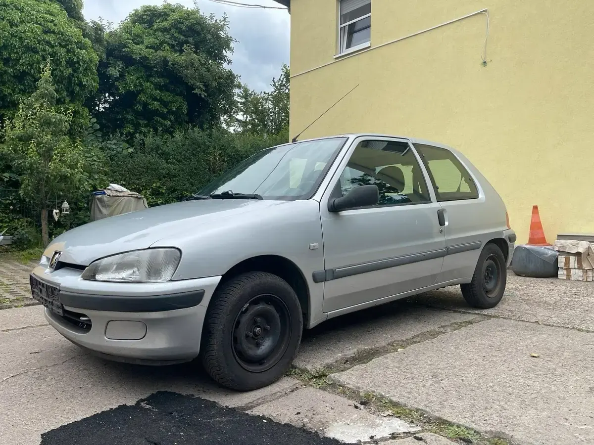 Gebraucht Peugeot 106 60 PS (44 kW) 2001 Silber Kleinwagen