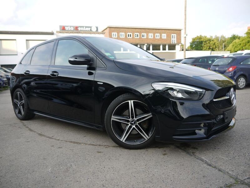 Nachtschwarz Gebraucht 2021 Mercedes B180 AMG line Van / Kleinbus | 23.999 € (Superpreis) - Bild 1/4