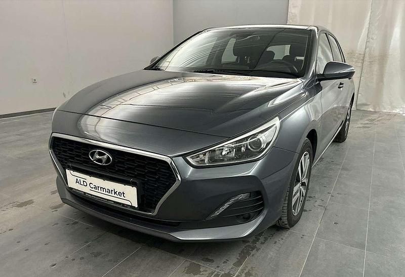 Micron grey / met Gebraucht 2019 Hyundai i30 Trend Limousine | 15.399 € (Etwas zu teuer) - Bild 1/4