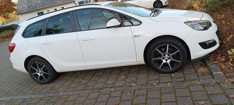 Weiß Gebraucht 2015 Opel Astra Eco Kombi | 4.250 € (Fairer Preis) - Bild 1/4