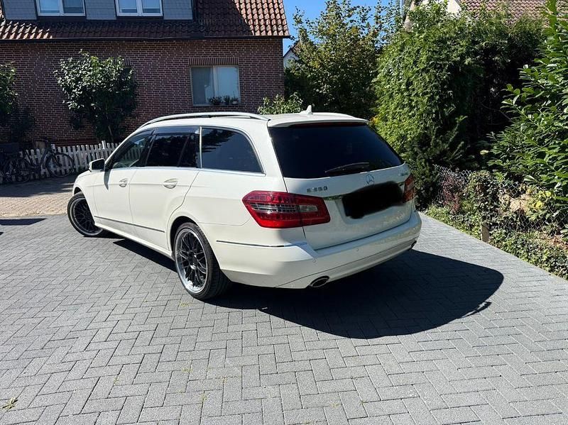Weiß Gebraucht 2011 Mercedes E350 Kombi | 12.900 € (Guter Preis) - Bild 1/4