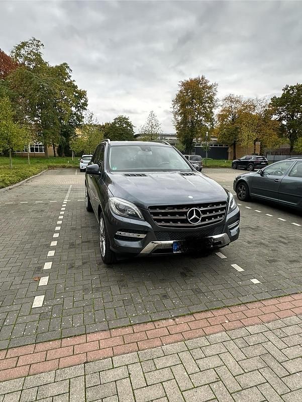 Grau Gebraucht 2012 Mercedes ML350 SUV | 17.000 € (Superpreis) - Bild 1/4