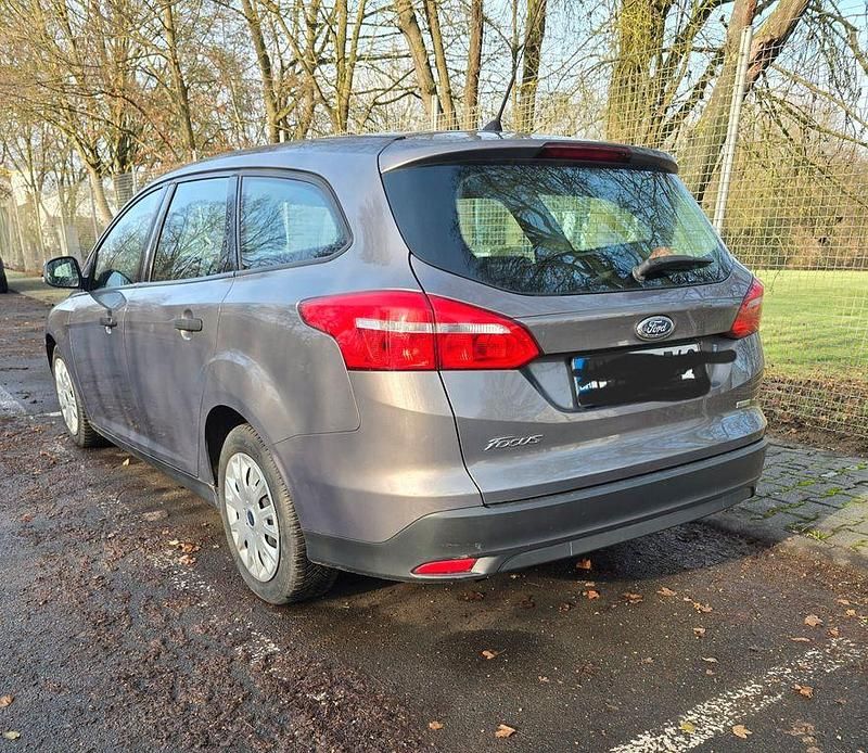 Gebraucht Ford Focus Trend 101 PS (74 kW) 2015 Grau Limousine