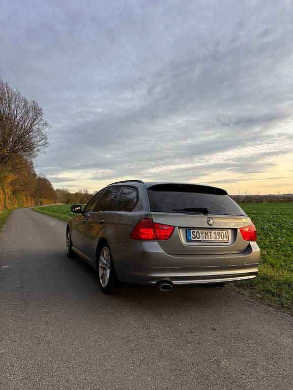 Gebraucht BMW 320 184 PS (135 kW) 2011 Grau Kombi