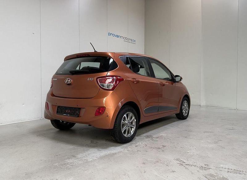 Gebraucht Hyundai i10 67 PS (49 kW) 2015 Orange Kleinwagen