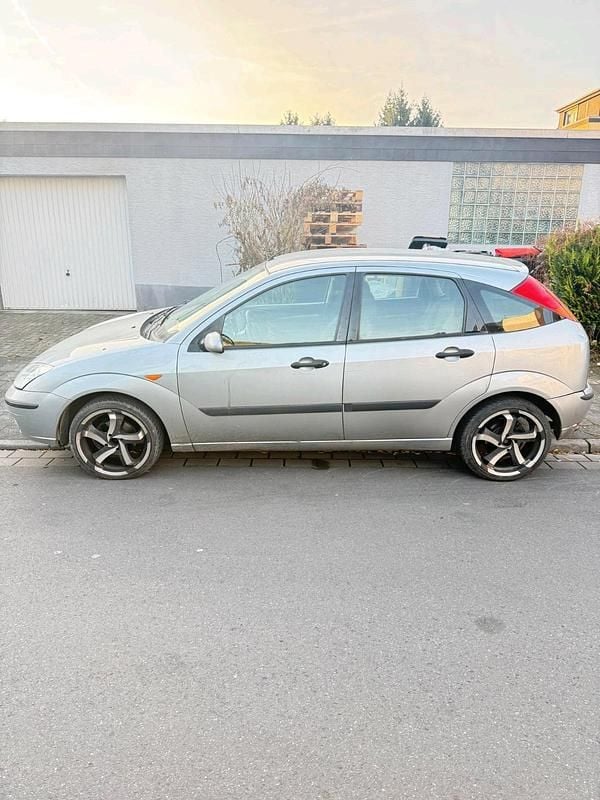 Gebraucht Ford Focus 100 PS (73 kW) 2002 Grau Limousine