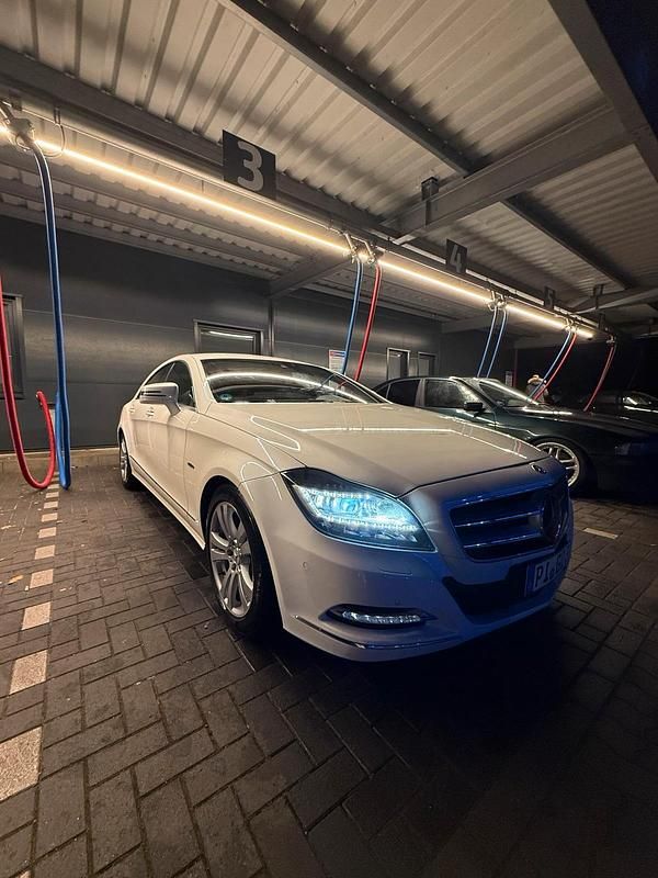 Weiß Gebraucht 2011 Mercedes CLS350 Limousine | 19.000 € - Bild 1/4