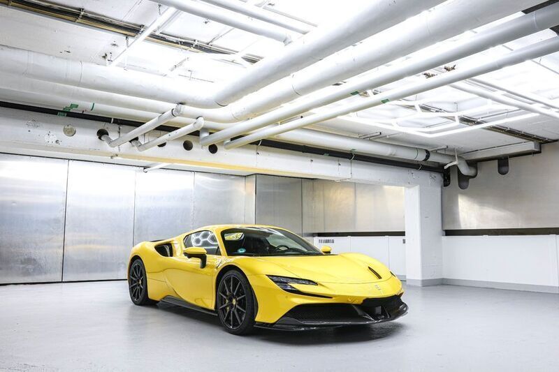 Gelb Gebraucht 2022 Ferrari SF90 Cabrio | 539.000 € - Bild 1/4