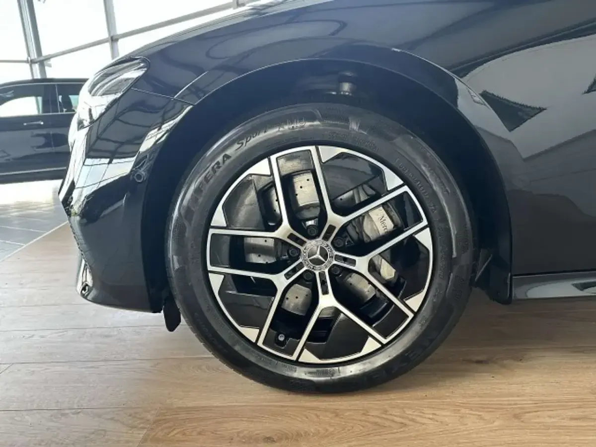 Gebraucht Mercedes E220 Avantgarde 197 PS (144 kW) 2024 lack obsidianschwarz Limousine