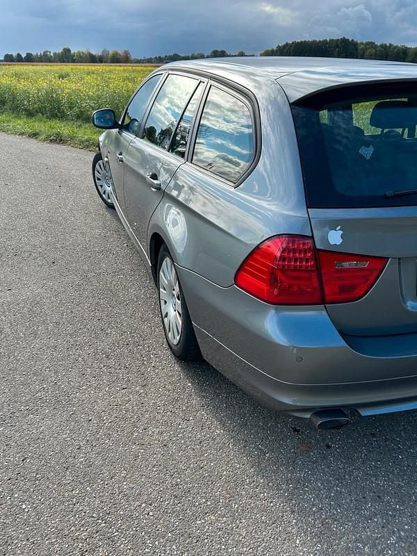 Gebraucht BMW 320 184 PS (135 kW) 2010 Grau Kombi