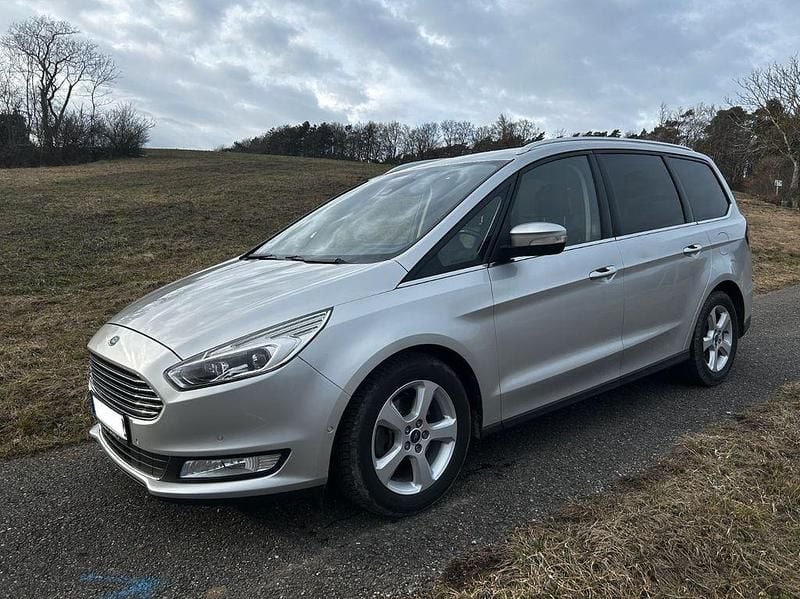 Silber Gebraucht 2015 Ford Galaxy Titanium Van / Kleinbus | 13.950 € (Fairer Preis) - Bild 1/4