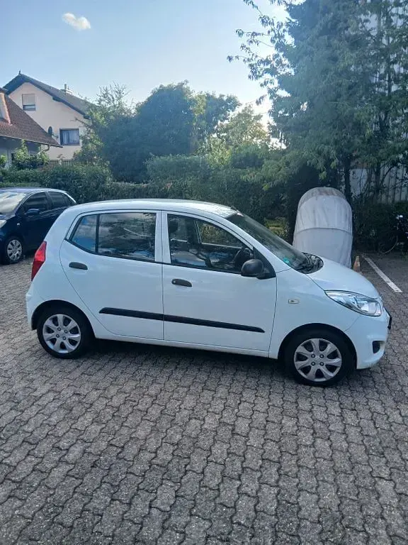 Gebraucht Hyundai i10 Edition 70 PS (51 kW) 2013 Weiß Kleinwagen