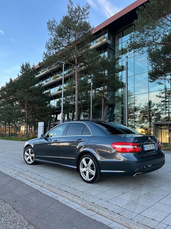 Grau Gebraucht 2013 Mercedes E350 Limousine | 13.999 € (Fairer Preis) - Bild 1/4