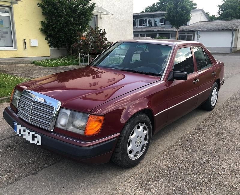 Rot Gebraucht 1991 Mercedes E300 Limousine | 7.690 € - Bild 1/4
