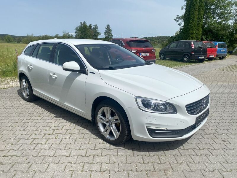 Gebraucht Volvo V60 Momentum 220 PS (161 kW) 2017 Weiß Kombi