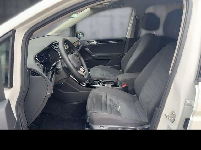 Gebraucht VW Touran Highline 150 PS (110 kW) 2024 Weiß Van / Kleinbus