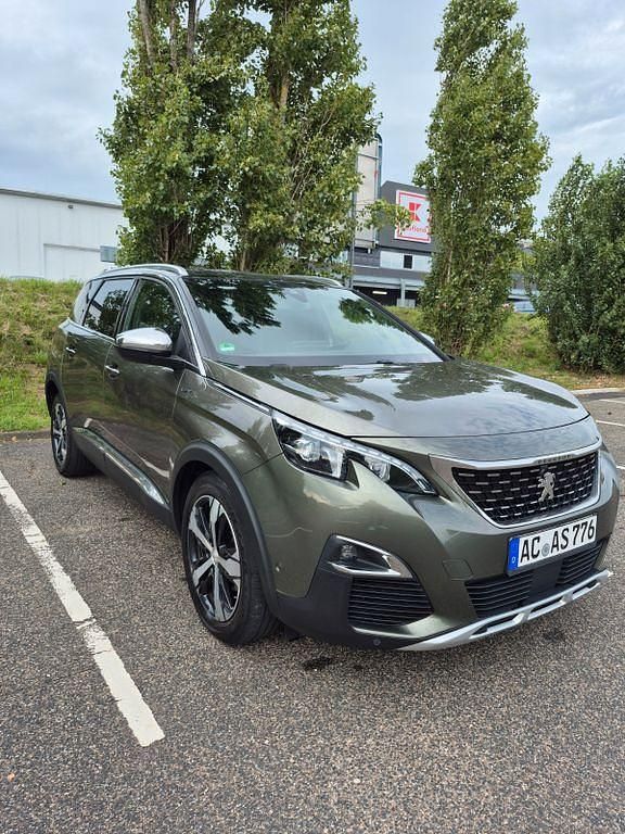 Grün Gebraucht 2017 Peugeot 5008 GTi Van / Kleinbus | 17.000 € (Teuer) - Bild 1/4