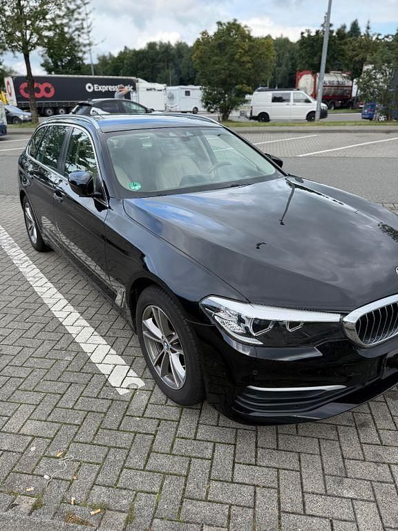 Schwarz Gebraucht 2018 BMW 520 Kombi | 20.900 € (Guter Preis) - Bild 1/4