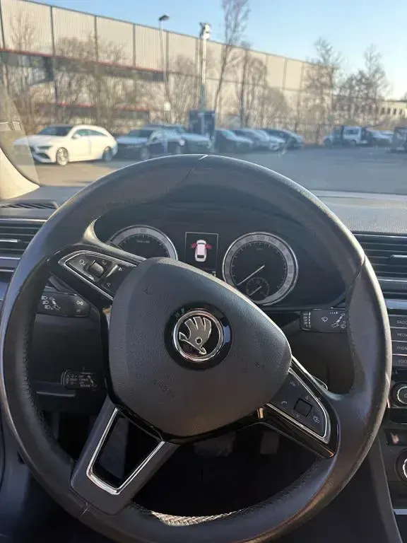 Używany Skoda Superb LAURIN & KLEMENT 190 KM (139 kW) 2016 Niebieski Kombi