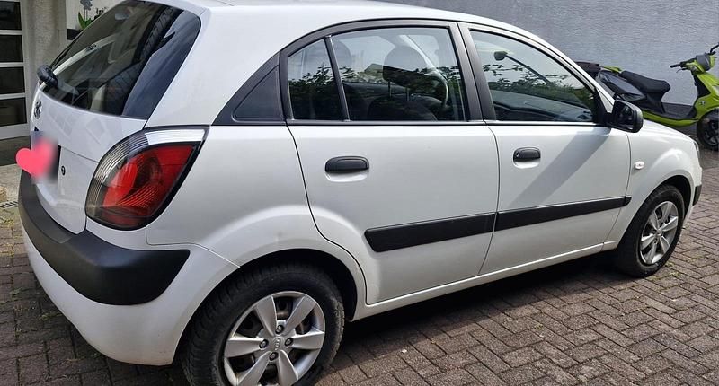 Gebraucht Kia Rio 97 PS (71 kW) 2009 Weiß Limousine