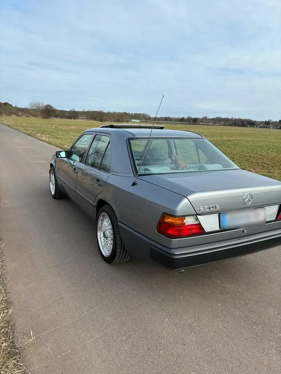 Gebraucht Mercedes E230 132 PS (97 kW) 1989 Silber Limousine