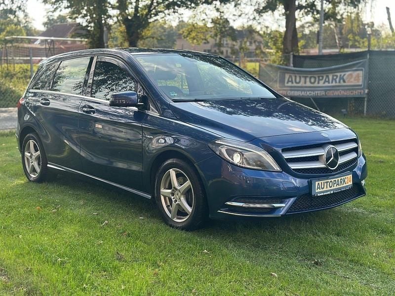Blau Gebraucht 2012 Mercedes B180 Van / Kleinbus | 10.890 € (Guter Preis) - Bild 1/3