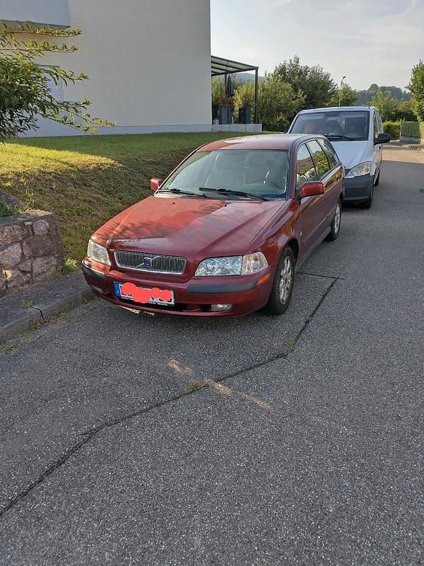 Rot Gebraucht 2001 Volvo V40 Kombi | 2.950 € (Etwas zu teuer) - Bild 1/4