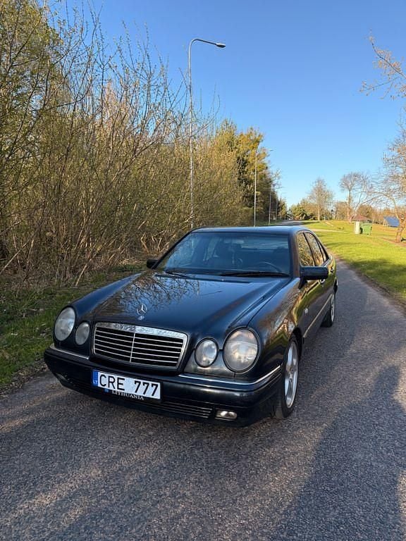 Second-hand Mercedes E250 150 CP (110 kW) 1998 Negru Berlinǎ