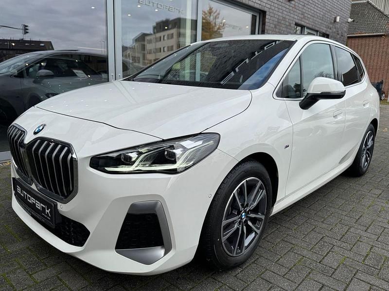 Weiß Gebraucht 2024 BMW 218 Active Tourer M Sport Van / Kleinbus | 28.990 € (Guter Preis) - Bild 1/4
