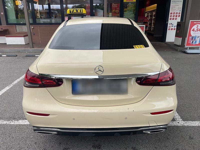 Gebraucht Mercedes E200 160 PS (117 kW) 2023 Beige Limousine