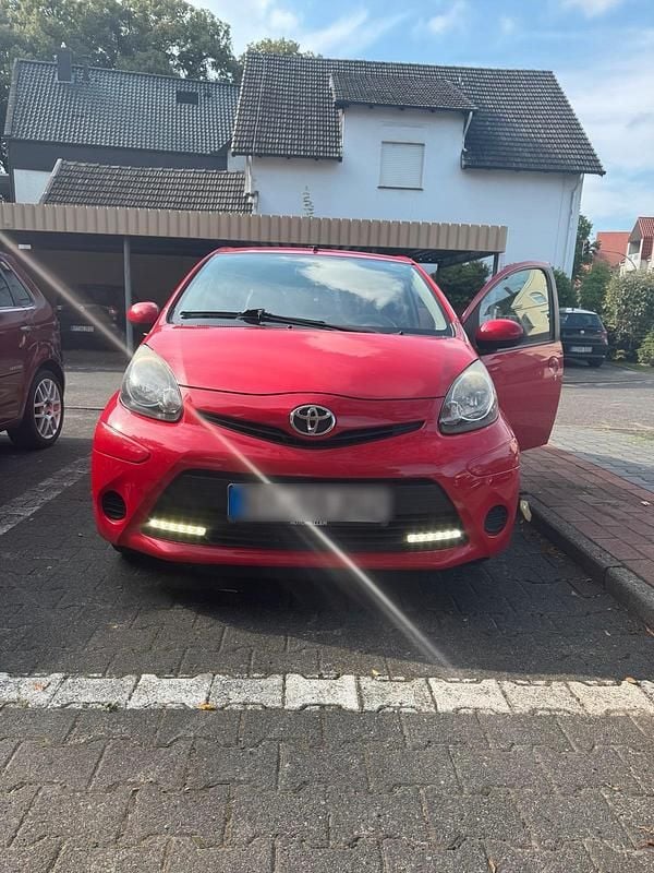Rot Gebraucht 2013 Toyota Aygo Kleinwagen | 3.600 € (Guter Preis) - Bild 1/4