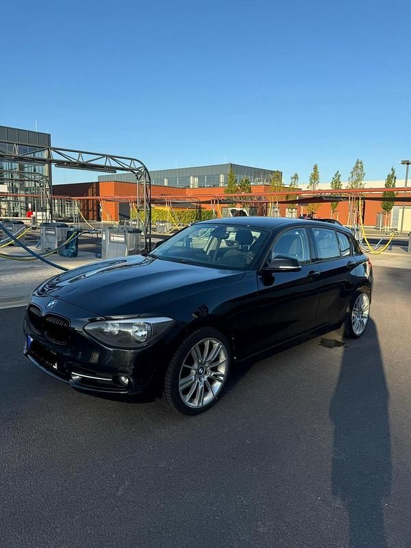 Schwarz Gebraucht 2012 BMW 120 Sport Line Kleinwagen | 12.700 € (Fairer Preis) - Bild 1/4