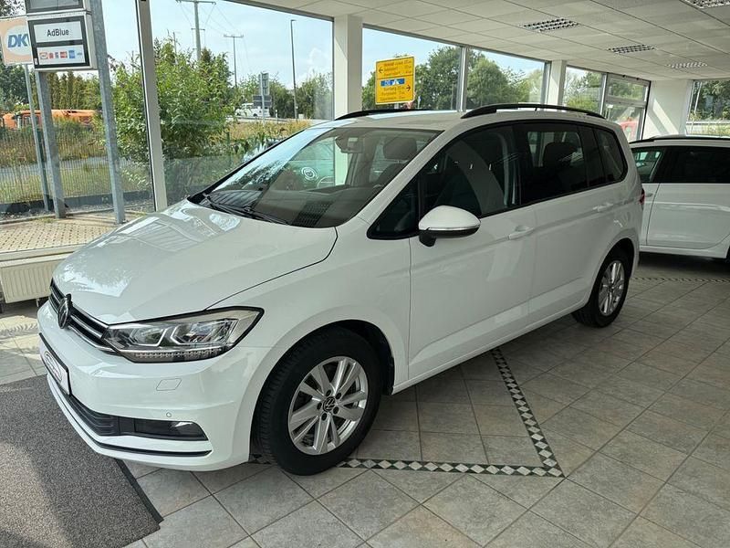 Weiß Gebraucht 2021 VW Touran Comfortline Van / Kleinbus | 14.399 € (Guter Preis) - Bild 1/4