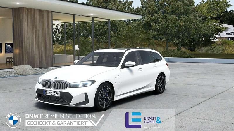 Alpinweiss Gebraucht 2024 BMW 330e M Sport Kombi | 49.770 € (Teuer) - Bild 1/4