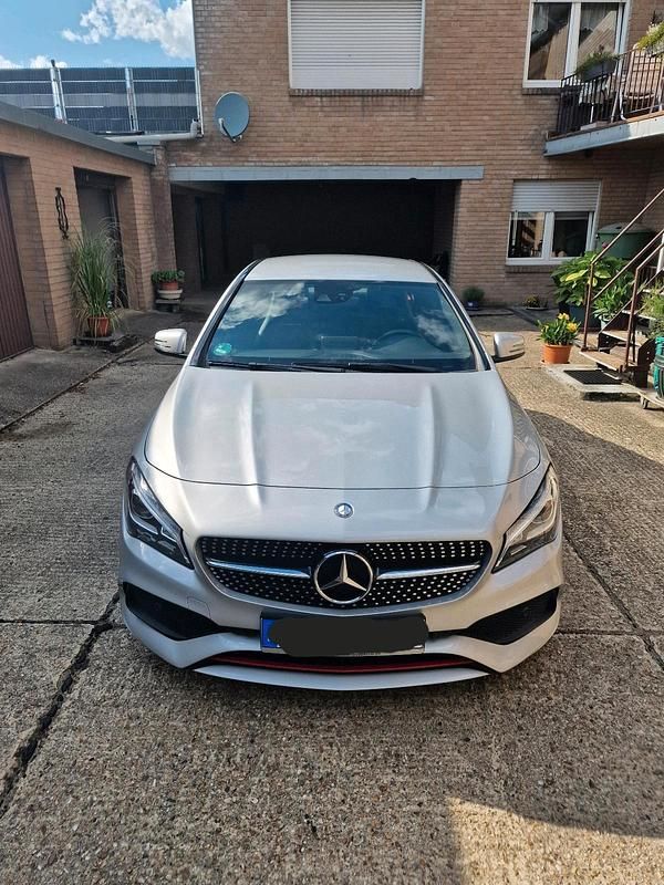 Silber Gebraucht 2017 Mercedes CLA250 Limousine | 26.500 € (Etwas zu teuer) - Bild 1/4