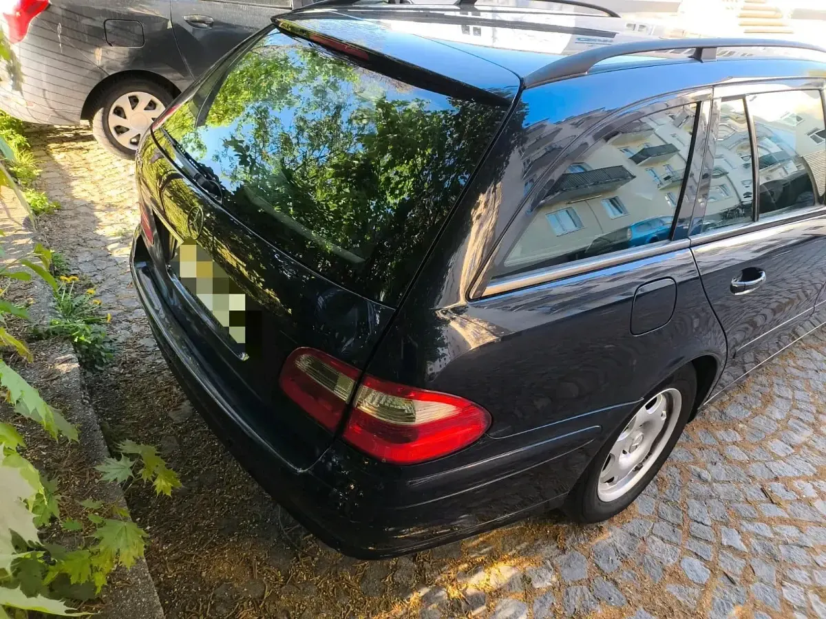 Usado Mercedes E220 150 CV (110 kW) 2004 Azul Familiar