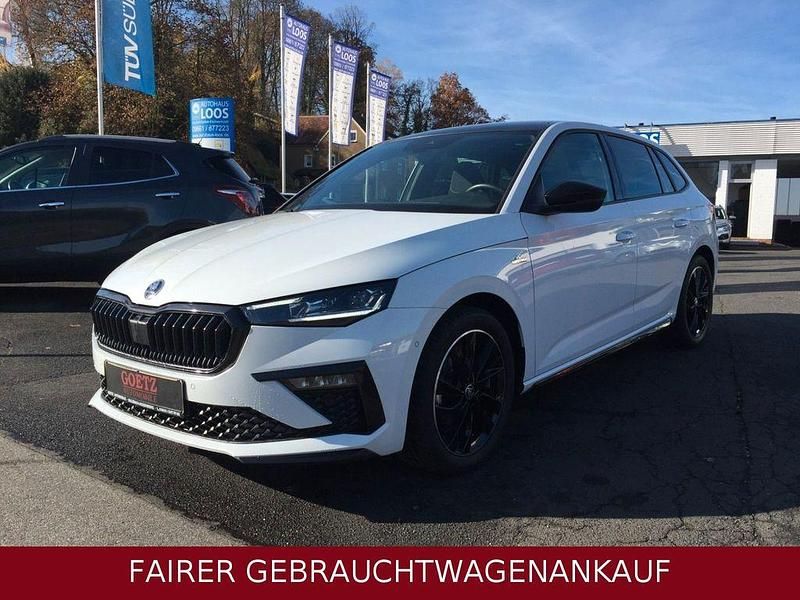 Moon weiss metallic Gebraucht 2025 Skoda Scala Monte Carlo Kleinwagen | 27.500 € (Teuer) - Bild 1/4