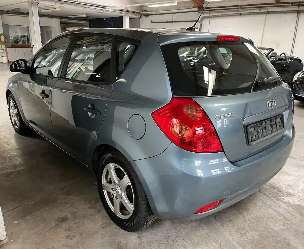 Używany Kia Ceed 109 KM (80 kW) 2009 Niebieski Hatchback