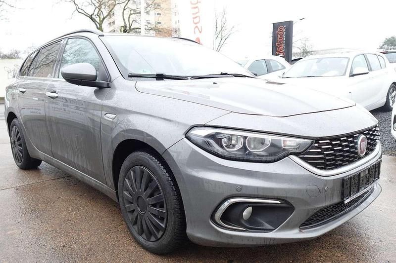 Grau Gebraucht 2017 Fiat Tipo Lounge Kombi | 3.990 € - Bild 1/4