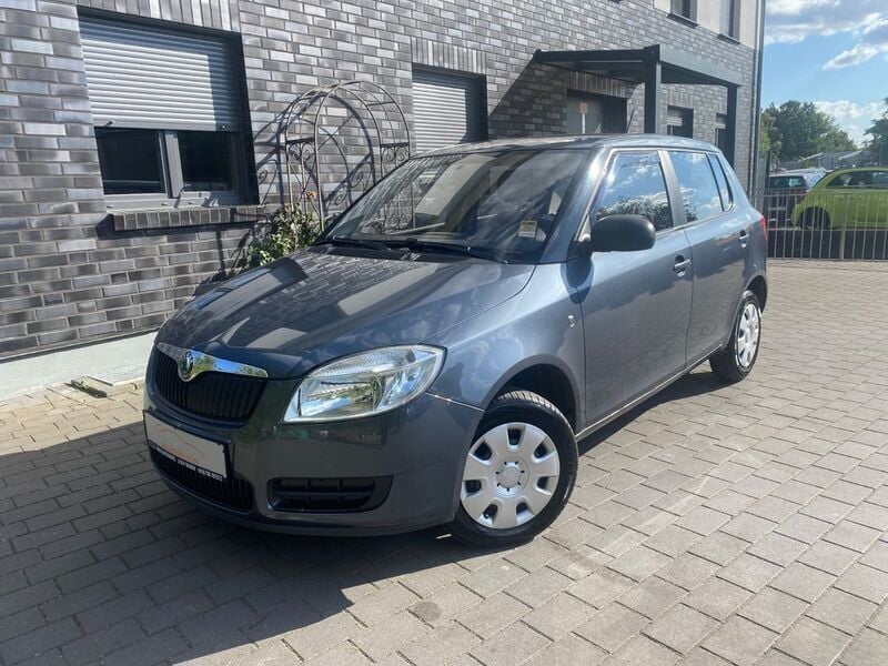 Grau Gebraucht 2010 Skoda Fabia Limousine | 3.699 € (Fairer Preis) - Bild 1/4