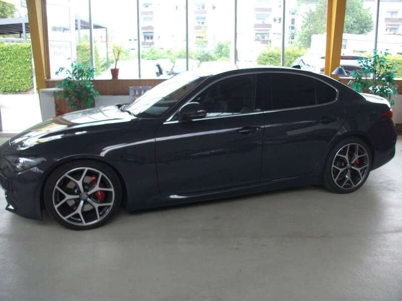 Blau Gebraucht 2018 Alfa Romeo Giulia Super Limousine | 24.800 € (Fairer Preis) - Bild 1/4