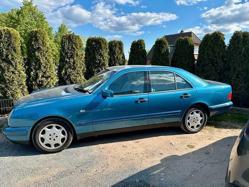 Blau Gebraucht 1998 Mercedes E240 Classic Limousine | 3.700 € - Bild 1/4
