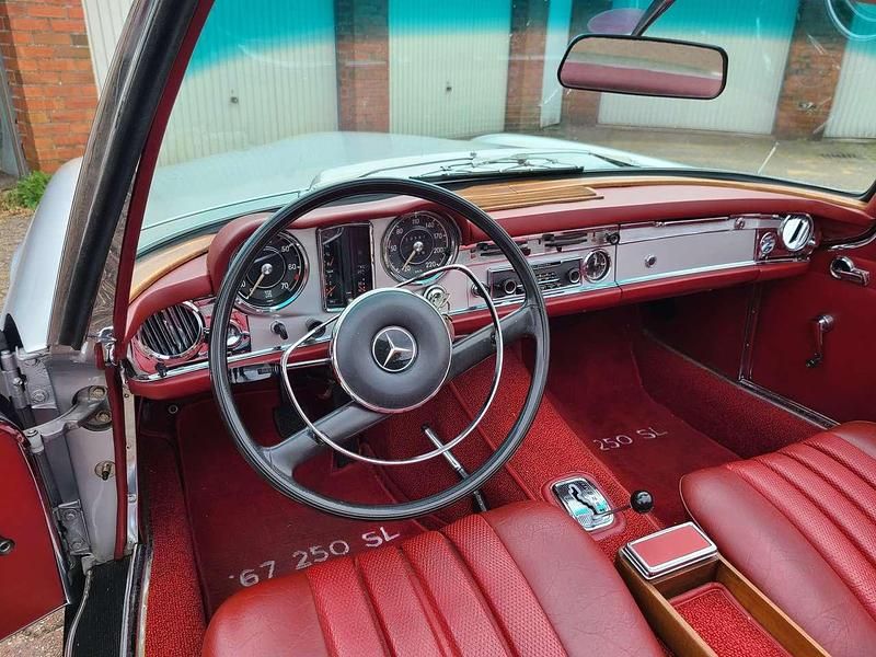 Silber Gebraucht 1967 Mercedes 250 Cabrio | 69.950 € - Bild 1/4
