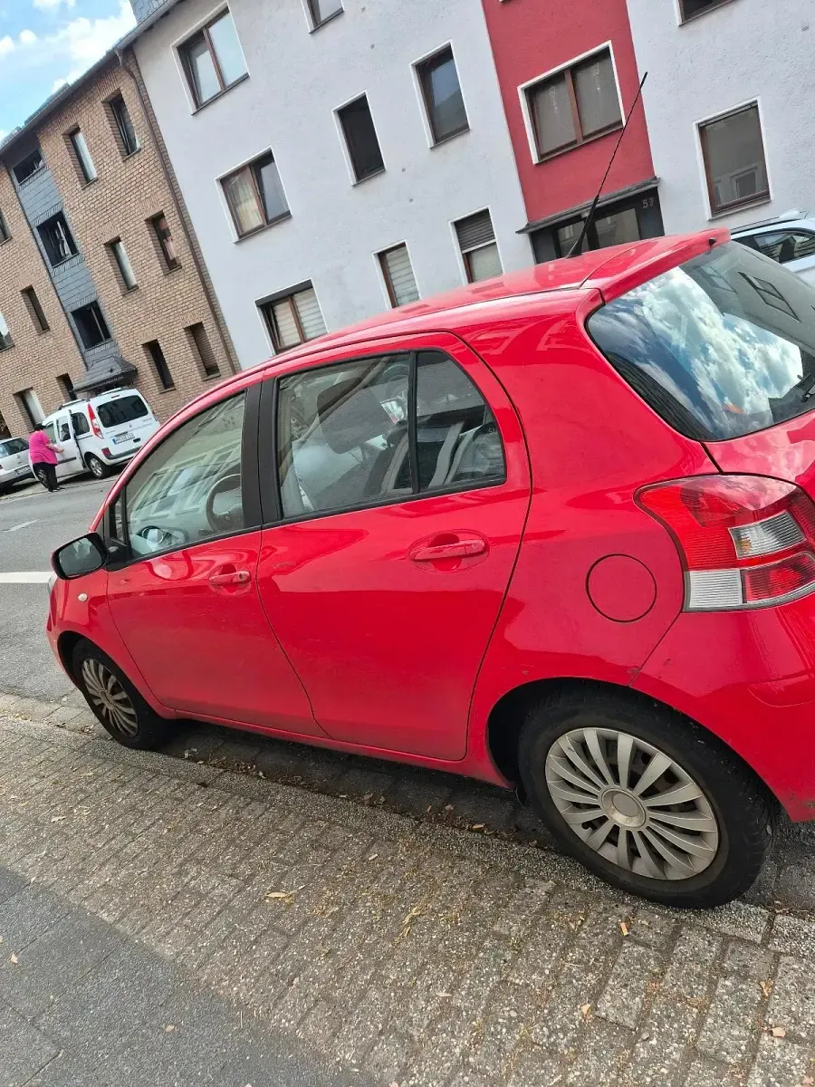 Gebraucht Daihatsu Charade 99 PS (72 kW) 2012 Rot Limousine