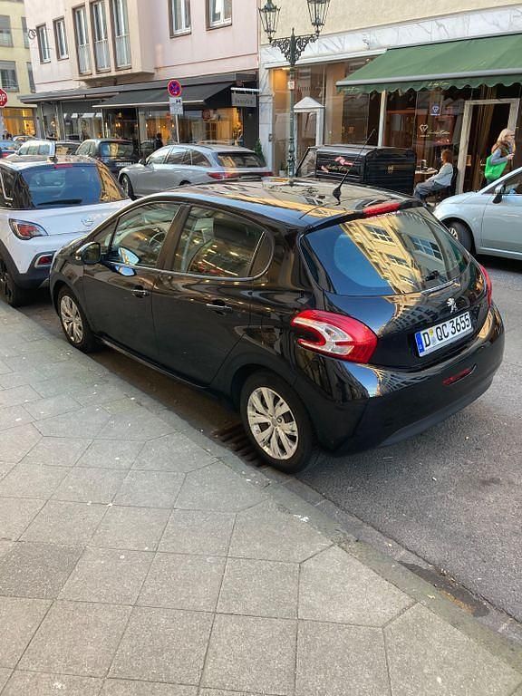 Gebraucht Peugeot 208 Active 82 PS (60 kW) 2014 Schwarz Kleinwagen