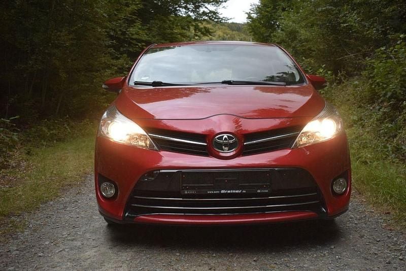 Rot Gebraucht 2013 Toyota Verso Life Van / Kleinbus | 9.900 € (Guter Preis) - Bild 1/4